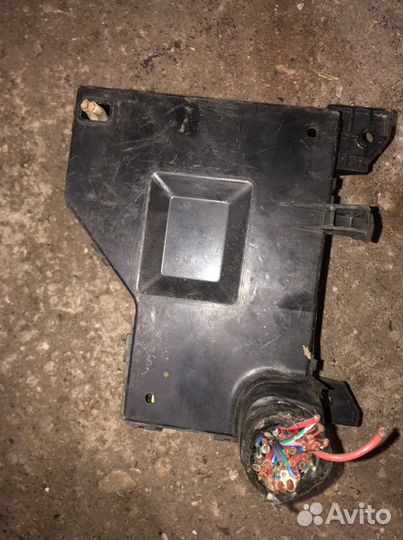 Блок предохранителей Mitsubishi Carisma