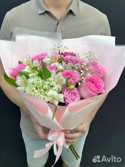 Сборный букет из одноголовых и кустовых роз