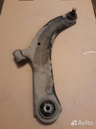 Рычаг (правый) на Nissan Tiida