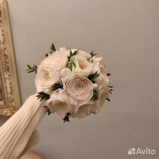 Свадебный букет из ранункулюсов и тюльпанов