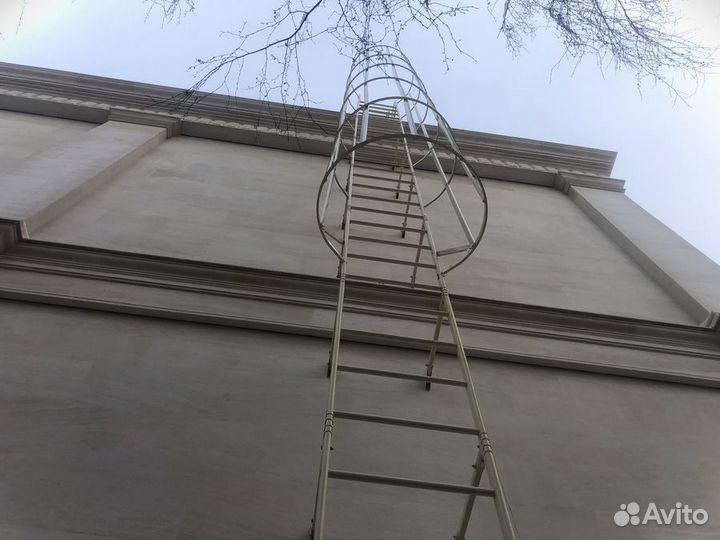 Вертикальная пожарная лестница на кровлю