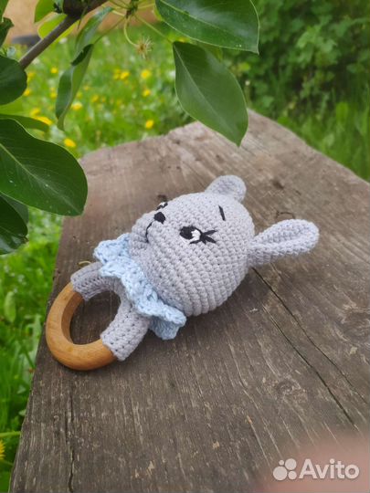 Вязаная погремушка Зайка