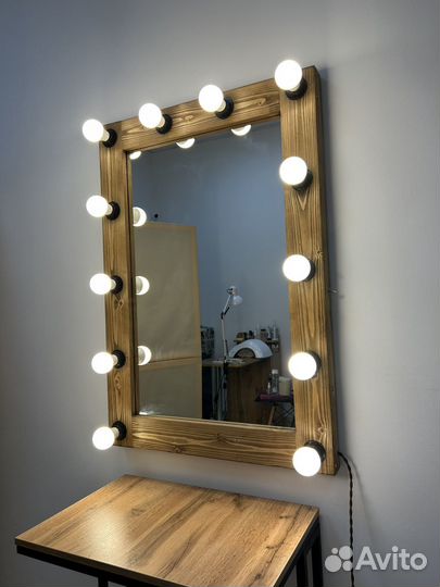 Гримерное зеркало с лампочками