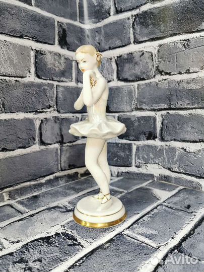 Статуэтка фарфор (Балерина с цветами.)