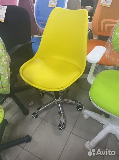 Стул мастера на колесах