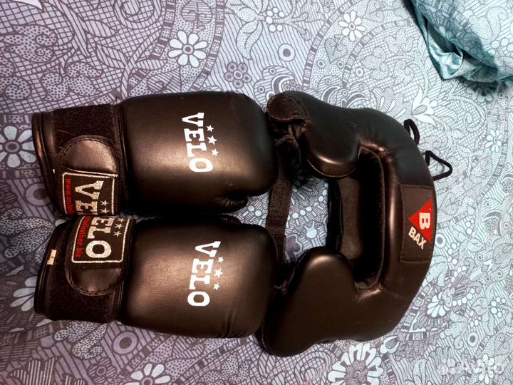 Боксерские перчатки и шлем