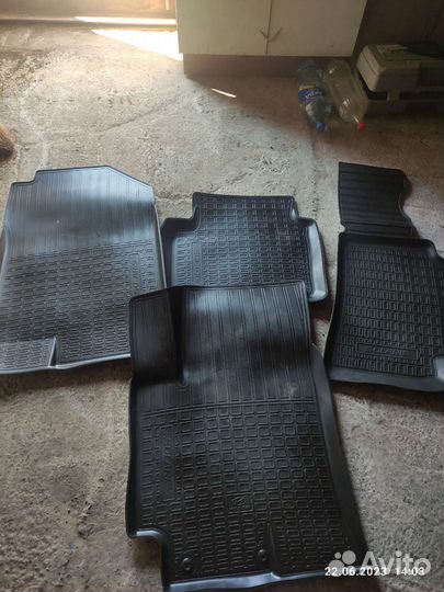 Автомобильные коврики резиновые