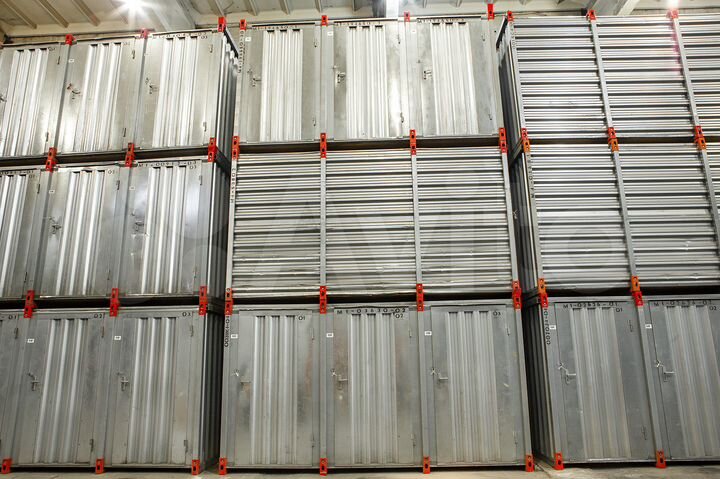 Контейнер для хранения вещей с балкона