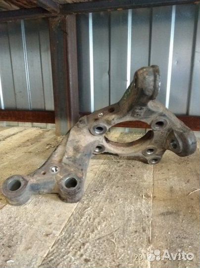 Кулак (цапфа) передний правый Toyota Auris хэтчбек