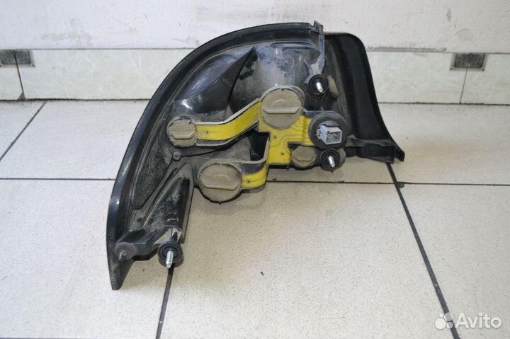 Фонарь задний правый Dodge Stratus 1