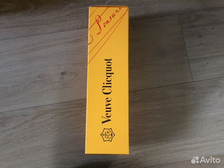 «Вдова Клико». Коробка от шампанского