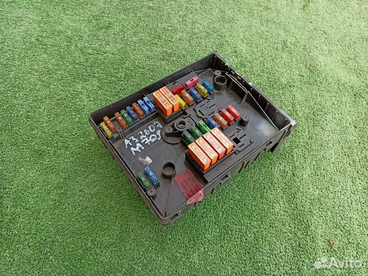 Блок предохранителей Volkswagen Jetta седан 1.6