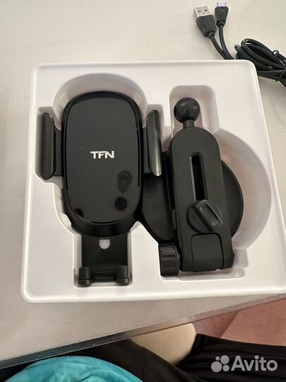 Автомобильный держатель с беспроводной зарядкой