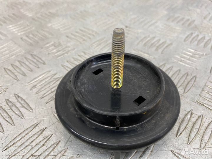 Б/У болт крепления запосного колеса Hyundai