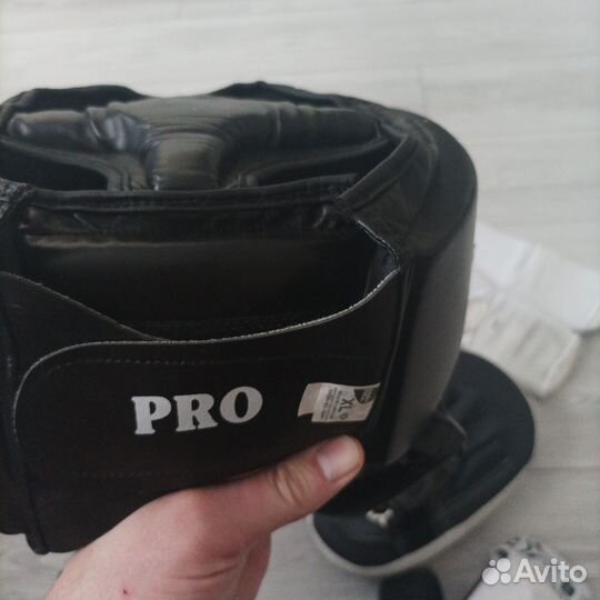 Боксерский шлем, лапы, накладки на голени, бандаж