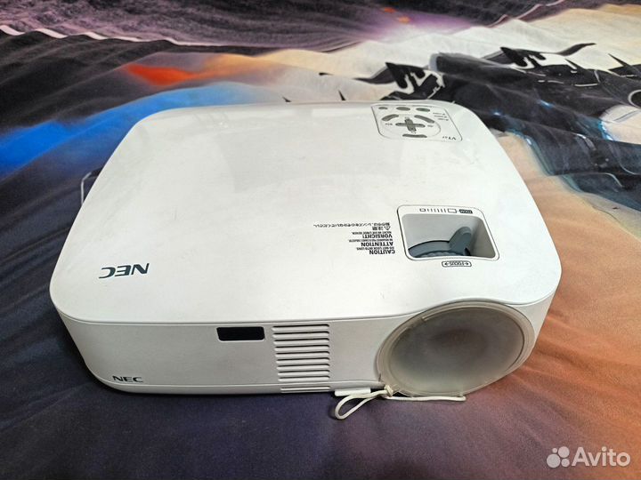 Яркий проектор Nec для домашнего кинотеатра