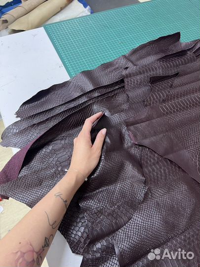 Натуральная кожа (с эмитацией рептилии)