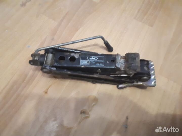Домкрат на авто