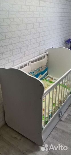 Детская кроватка с маятником и ящиком