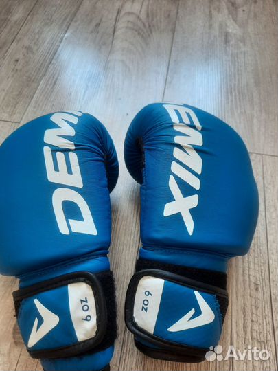 Шлем и перчатки для кикбоксинг