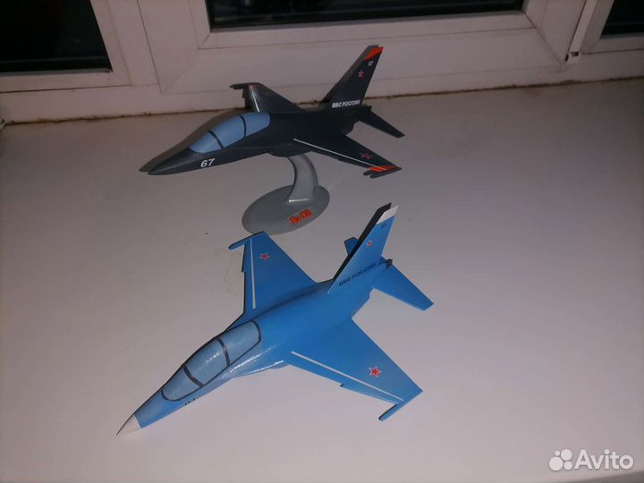 Модель самолета Як-130 25см