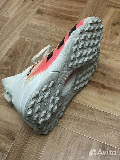 Футбольные бутсы adidas predator