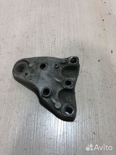 Кронштейн двигателя правый Шкода Фабия 2