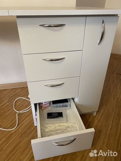 Маникюрный стол с вытяжкой