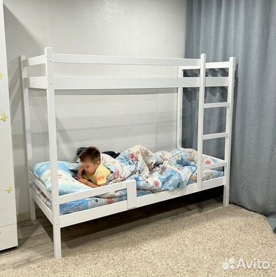 Двухъярусная детская кровать из дерева