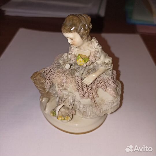 Фарфоровая статуэтка из кружевного фарфора