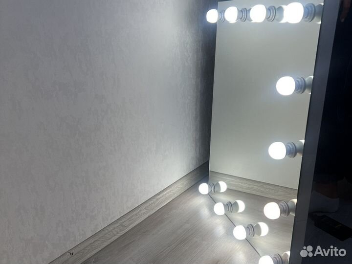 Гримерное зеркало с лампочками