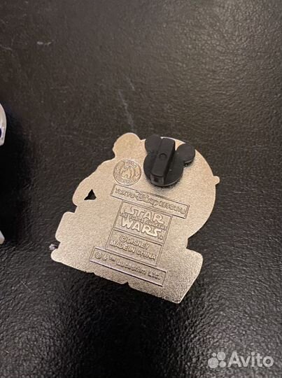 Брелок и значок star wars