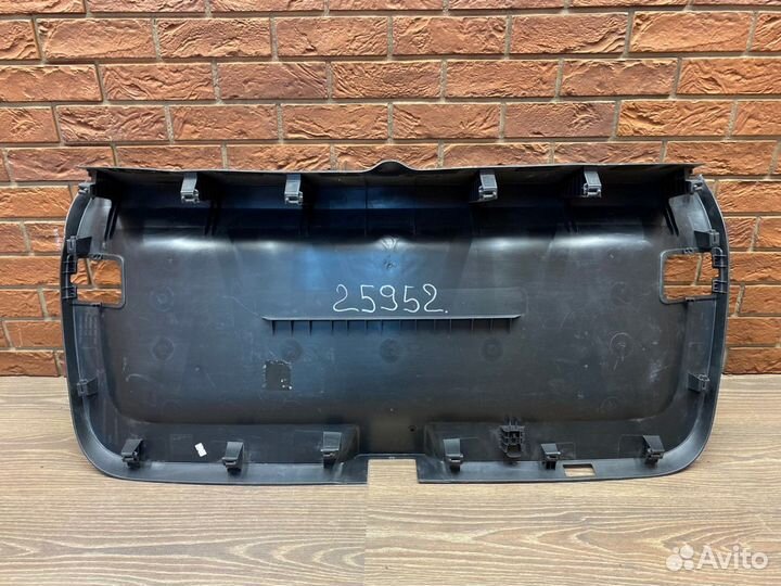 Обшивка двери багажника Volkswagen Taos 2020+