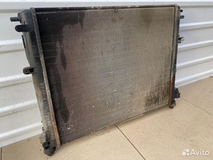 Радиатор охлаждения Renault Logan