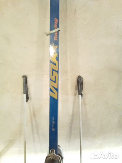 Лыжные ботинки с лыжами