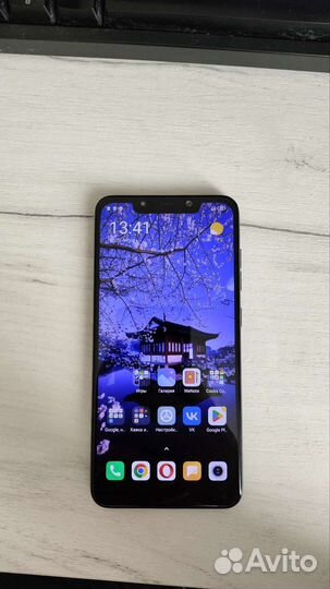 Телефон Pocophone F1