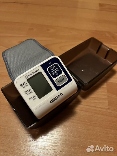 Тонометр автоматический на запястье Omron R2