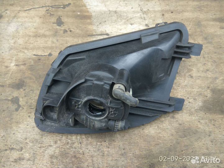 Фара противотуманная левая на Пежо 308 2009 год