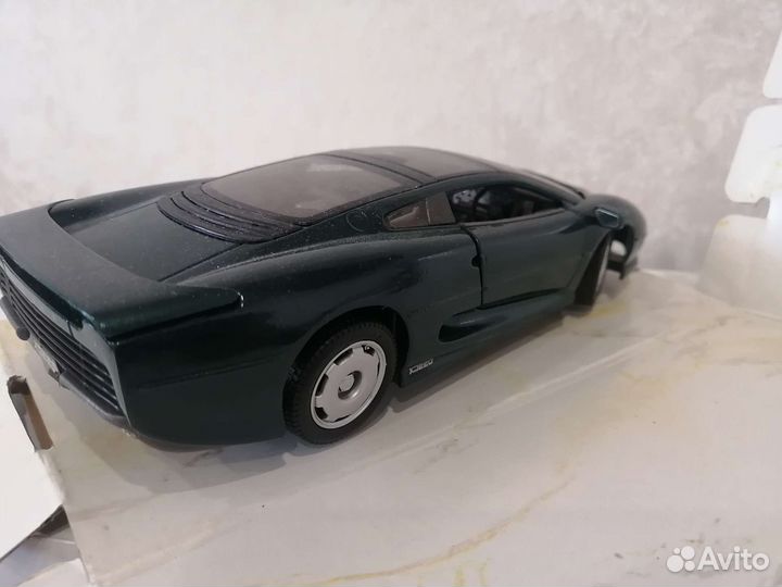 Jaguar xj 220