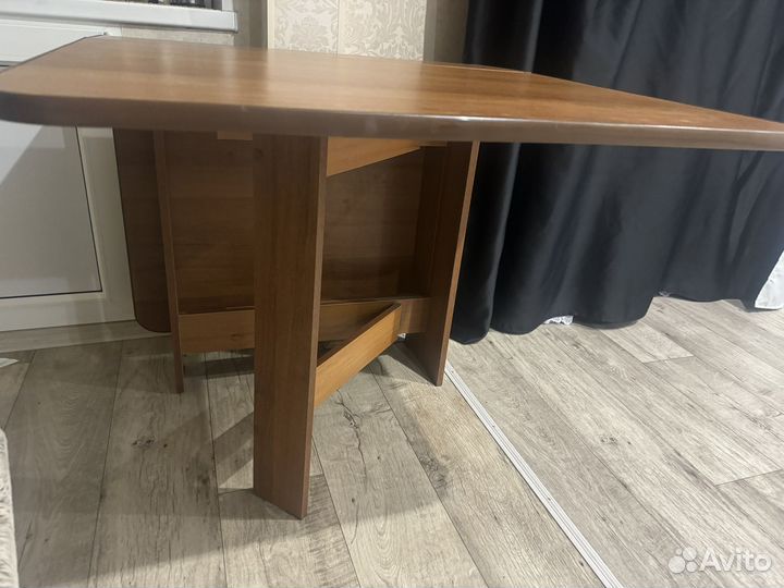 Кухонный стол