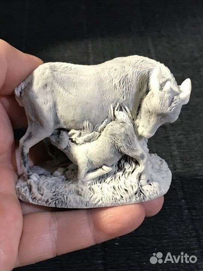 Коза с козленочком фигурка мраморная крошка