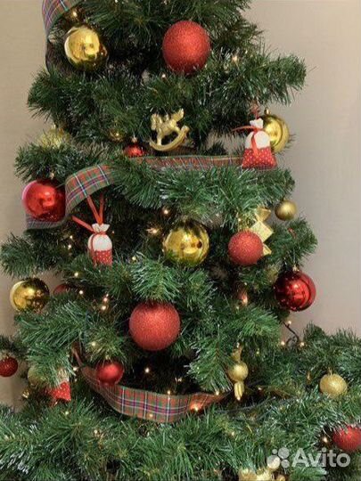 Елка с игрушками и гирляндой