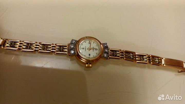 Золотые часы женские Чайка с бриллиантами