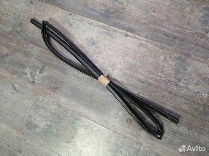 Уплотнитель стекла двери задней правой Toyota RAV4