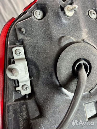 Задний девый фонарь в крышку багажника