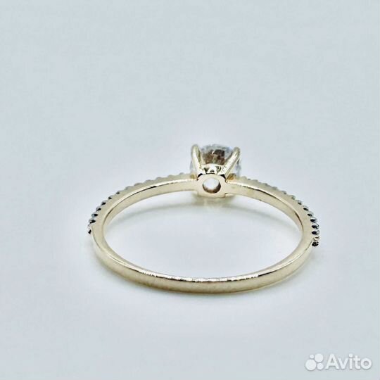 Золотое кольцо с камнем