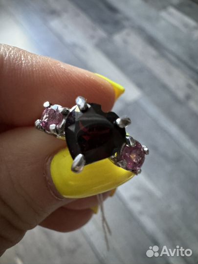 Серебряное кольцо с гранатом