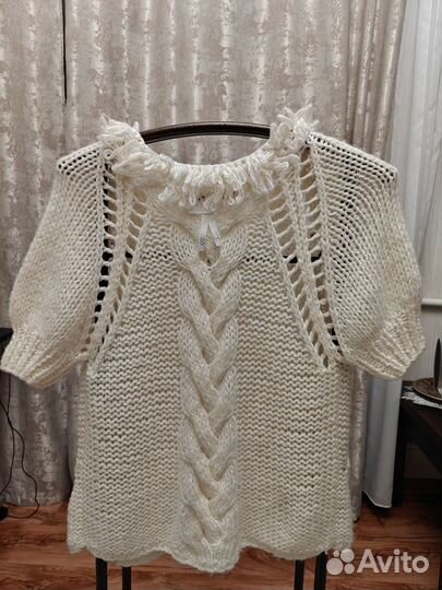 Белая вязаная кофта