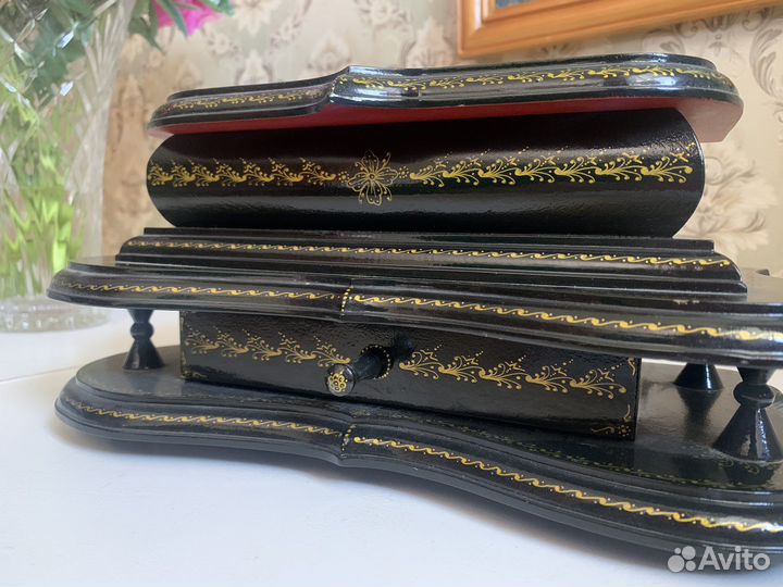 Деревянная шкатулка