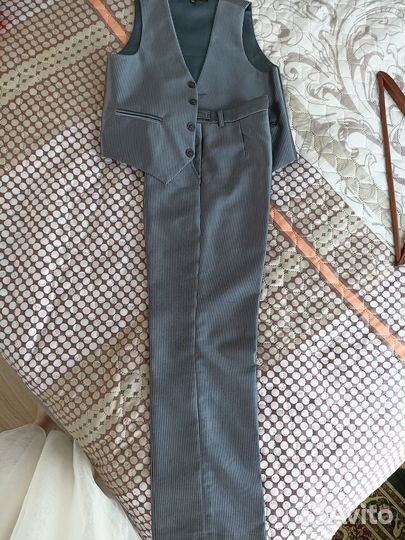 Жилет и брюки на 128 для мальчика, серый